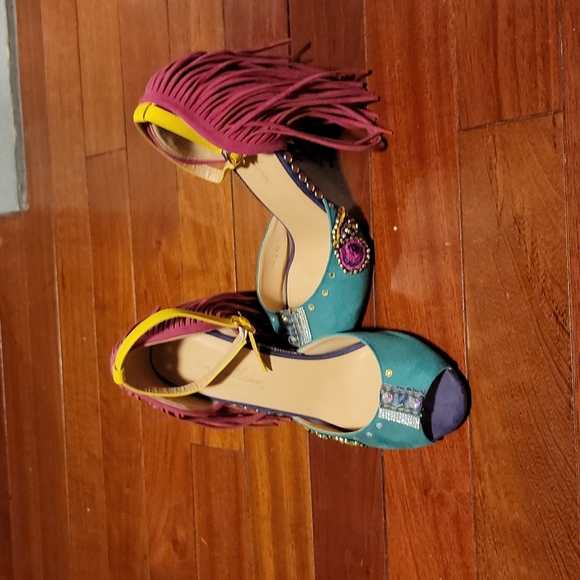 Shoes - Picture 2 of 3